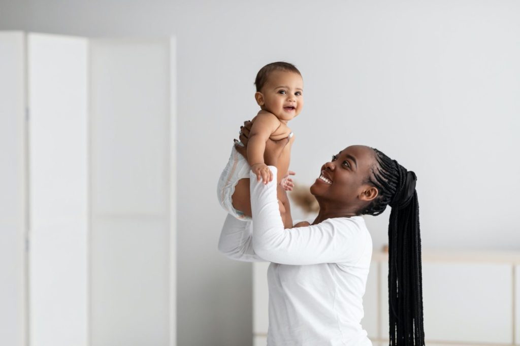 Inicio 5 black woman playing with her cute little baby at home e1634117912841