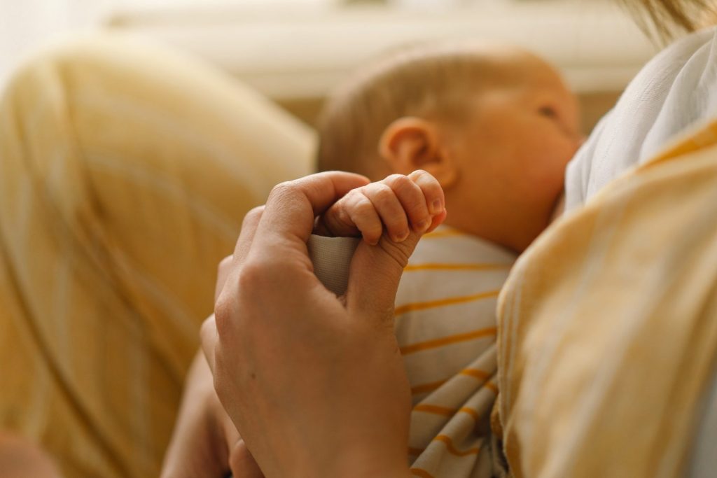Servicios 5 newborn baby boy sucking milk from mothers breast portrait of mom and breastfeeding baby e1634613320759